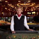 How do pay tables improve online slot gameplay decisions?